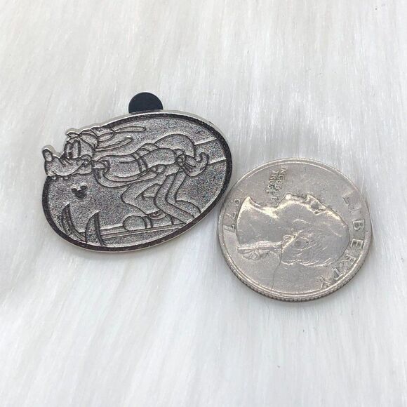 🔮 5/$25 Disney Goofy Skiing Chaser‎ Pin - Picture 2 of 3